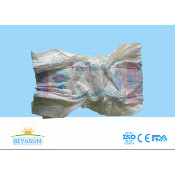 Prueba grada B de la salida de los pañales del bebé superficial seco con la cintura elástica