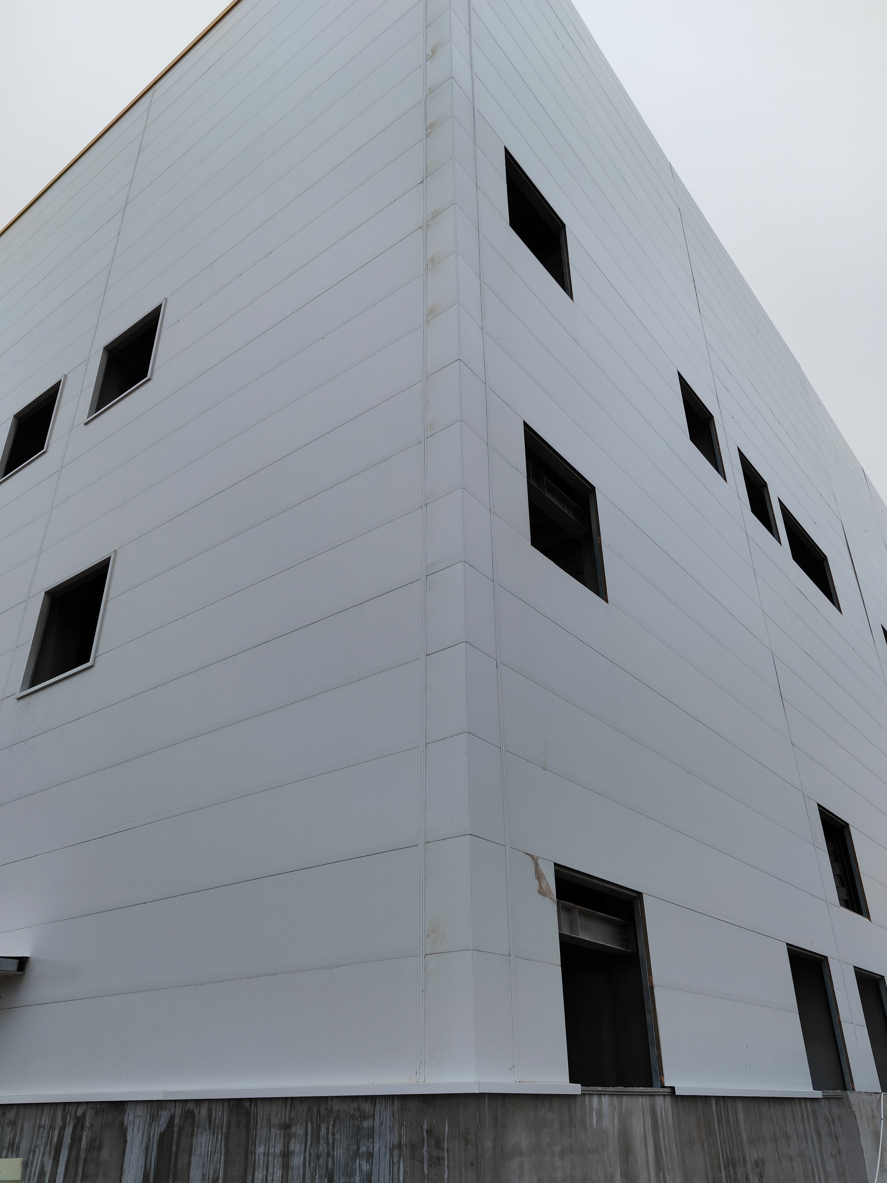 Pre‑manufactured steel frame components field installation factory building food‑processing plant stock warehouse transit logistics station