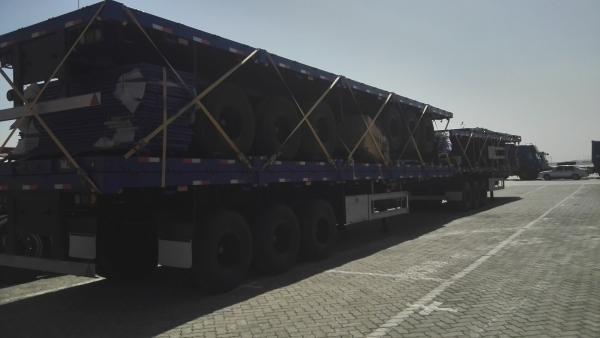Heavy Duty 3 Axles 40Ft Container Semi Trailer For Transport / Low Flatbed Truck
