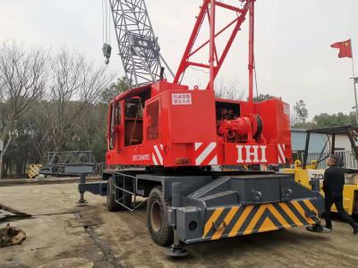 O pneu 40T giratório completo vermelho de 110KW 2100RPM montou o guindaste