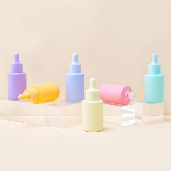 Os azul-céu colorem o conta-gotas de vidro do soro engarrafam o óleo de cabelo que empacota 30ml