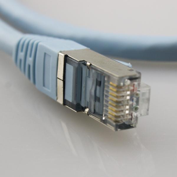 Круг кабеля сети цвета Cat6a серого цвета сформировал RJ45 с материалом куртки PVC