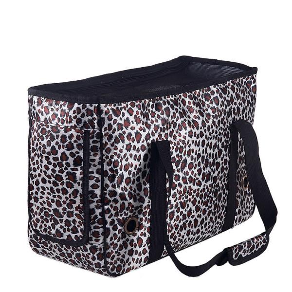 Сумки несущих собаки продуктов нового любимца леопарда на открытом воздухе