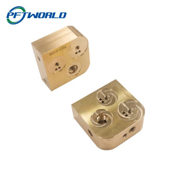 Puliendo con chorro de arena el CNC que trabaja a máquina las piezas de cobre amarillo pulverizan el electro polaco revestido