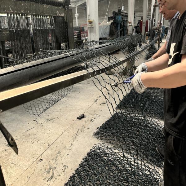 ПВХ покрытый оцинкованная проволочная сетка габионный ящик 1 * 1 * 1 M зеленый для защиты от падения камня