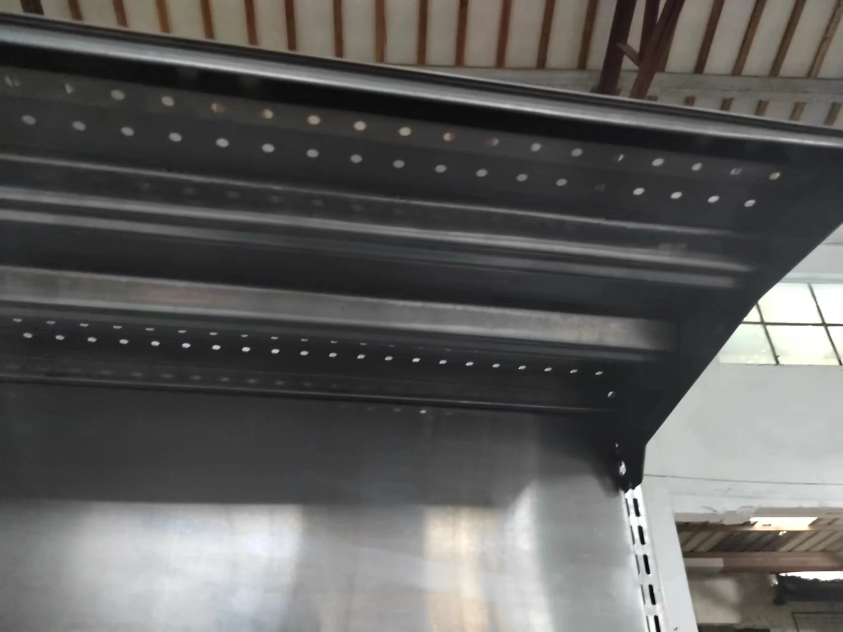 Fabrica tamaño de color personalizado metal estanterías de una sola cara de tiendas por departamentos negro estanterías de tiendas