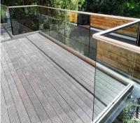 Belle clôture d'escalier en verre moderne balustrade extérieure sans cadre en verre