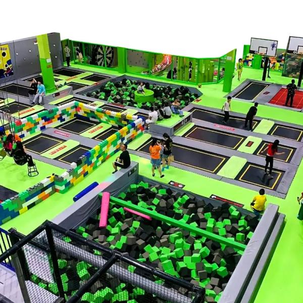 Taille du cadre 14FT Thème du château 530 m2 3,5 M Haute zone de jeux pour enfants intérieurs Labyrinthe pour l'école à domicile Centre commercial PE Materia