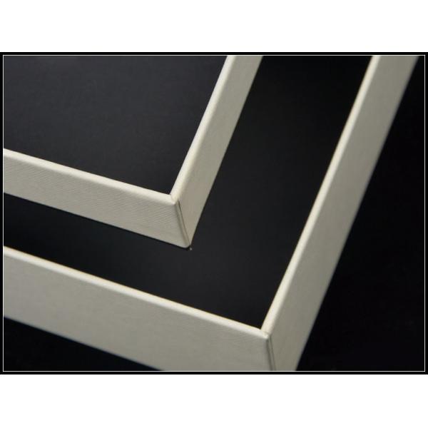 Tamaños personalizados Levante la tapa de papel de color caja de embalaje de ropa con el logotipo del cliente