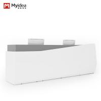 Panel frontal blanco de dos personas Escritorio de recepción Gris BlancoColor de diseño Acogida de clientes Oficinas Soporte de personalización Hoteles Empresas Hospitales