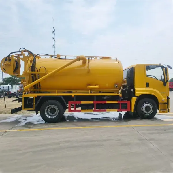 Isuzu Giga 4X2-Driven Vacuum Suction Truck Has Strong Suction.