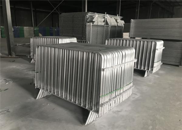 Cross Foot Crowd Control Barriers 1100*2350mm Width Upright OD19 mm spacing 100mm
