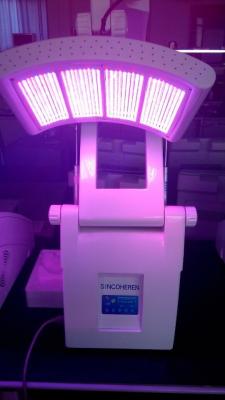 A máquina da terapia da luz do diodo emissor de luz dos cuidados com a pele PDT para elimina enrugamentos finos/aumenta o estiramento