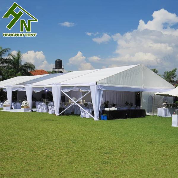 Utilização de Mandap Gala Marquee Tent High Space com decoração do teto