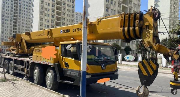 Certifié ISO9001 Chine Grue de terrain accidenté Grues de camion 70t Soulevé en orange