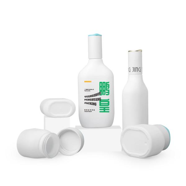 Стеклянный косметический лосьон разливает сливк по бутылкам стороны раздражает упаковку заботы кожи