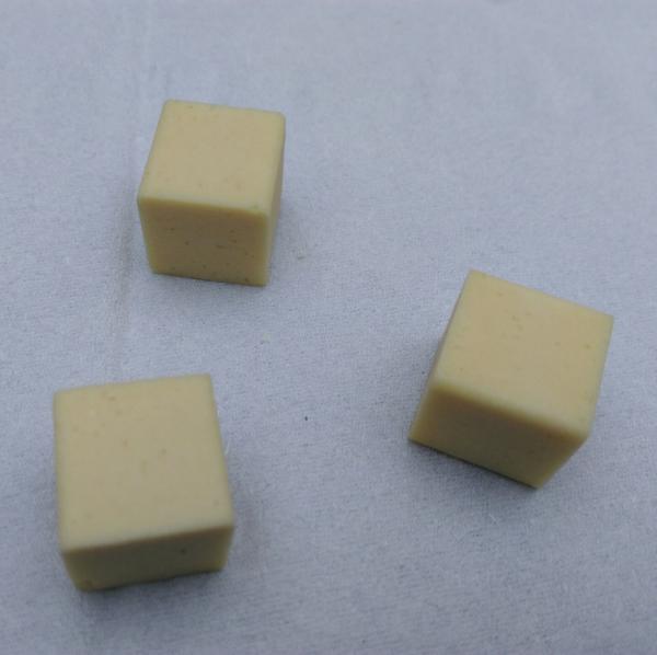 La forme de cube en chocolat assaisonnent le goût sain de sucrerie délicieux et doux