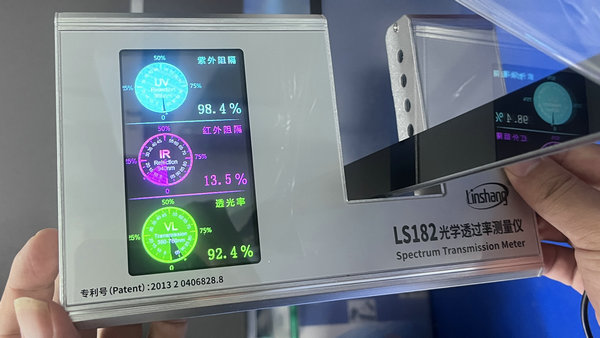55 Inch Triple Screen Outdoor LCD Advertising Display with 3000 cd/m² Brightness and IP67 Waterproof Rating
