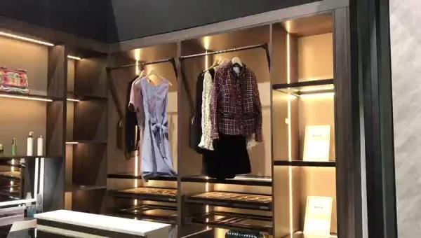 Caminhada em forma de u de madeira do quarto em unidades de armazenamento do armário para o armazenamento da roupa