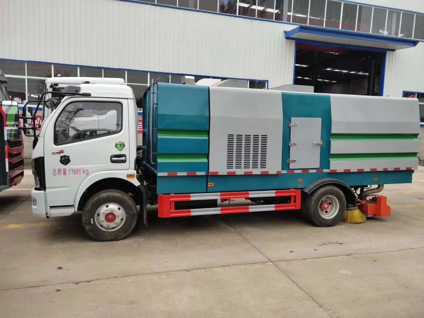 China Dongfeng Multi-Functional Small Vacuum Road Sweeping Cleaning Equipment