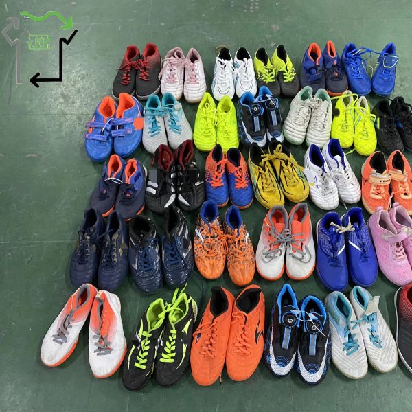 Kids Second Hand Football Shoes Wholesale Grade Chinese Branded Old Soccer Shoes