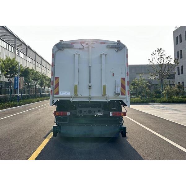 Camion de balayage urbain pour le nettoyage urbain avec des appareils spécialisés