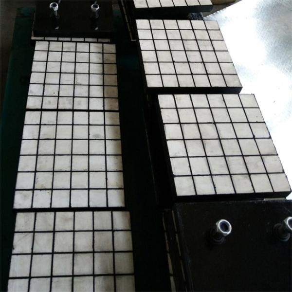 El acero apoyó guarniciones de cerámica industriales de los trazadores de líneas de cerámica de goma del desgaste