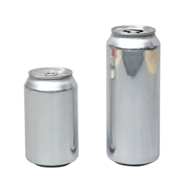 As latas de alumínio de prata e cerveja são modernas e duráveis para as necessidades de embalagem