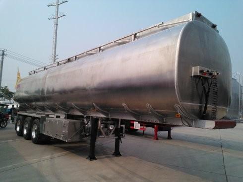 Anti‐skid Oil Tank Truck Trailer Carbon Steel 40 To 60 Cbm With Mud Flaps