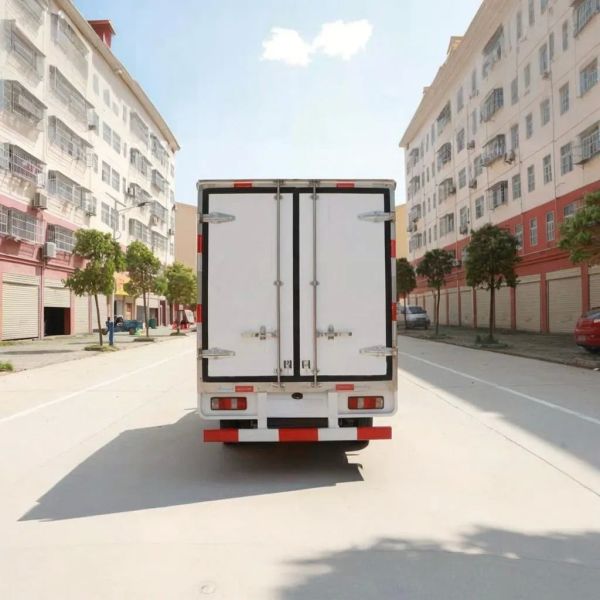 Diesel Fuel Mini Refrigerator Truck For Fruit / Vegetable Transport