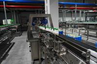 Línea transportadora de 1400 mm de altura soplador de agua de botella para 18,000 BPH Líneas asépticas de bebidas Solución de secado confiable