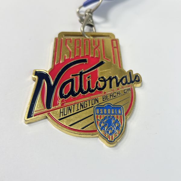 A metal medal themed around Kuromi, a medal that exudes a feminine charm