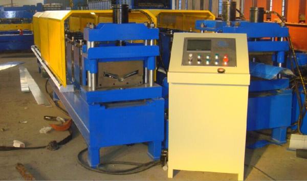 Poder ±2mm de Ridge Cap Roll Forming Machine 5.5KW que corta a tolerância