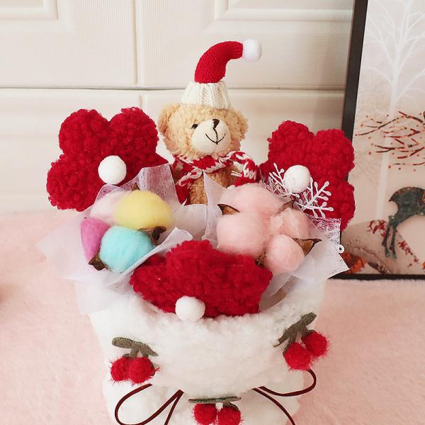 Valentine's Day and Christmas gifts for your girlfriend and best friend: setting up a stall with dolls, bouquets, handmade plush toys, and flower gifts