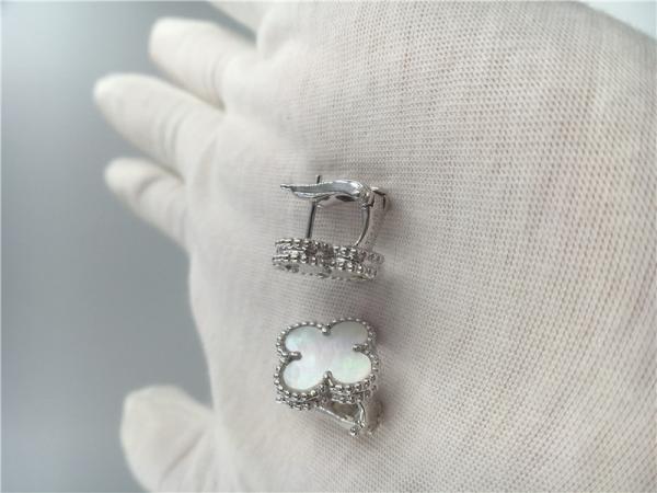 Small Flower Stud Earrings 18K Gold Jewelry With White Mother Of Pearl