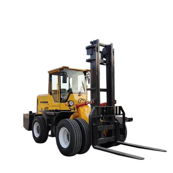 O caminhão de empilhadeira industrial amarelo 6000kg articulou o terreno áspero da empilhadeira