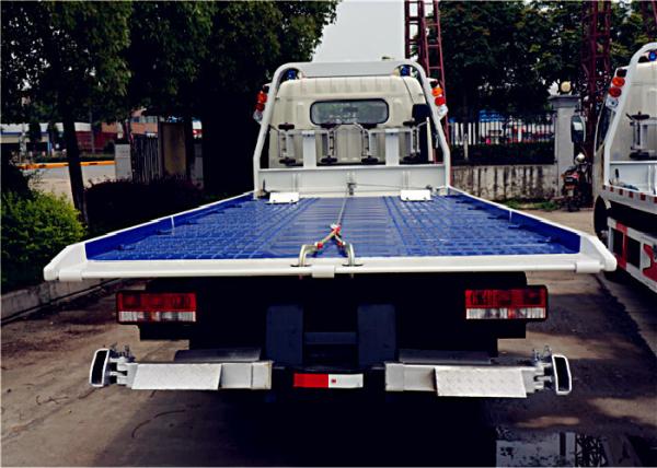 Dongfeng 5 toneladas de caminhão de Wrecker resistente 4*2 da plataforma um - reboque - dois