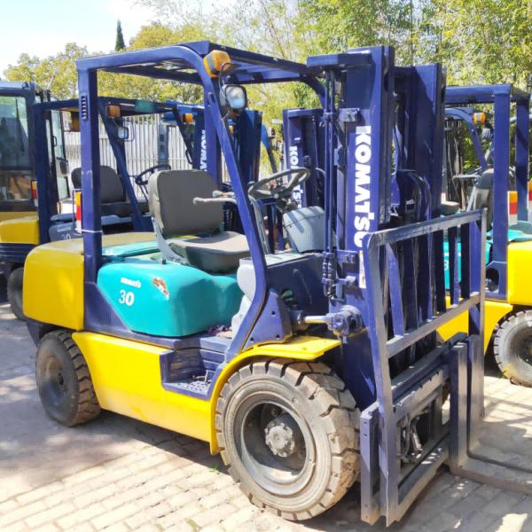 Komatsu FD30 Used Forklift Two Stage Material Handling Equipment 3 Ton