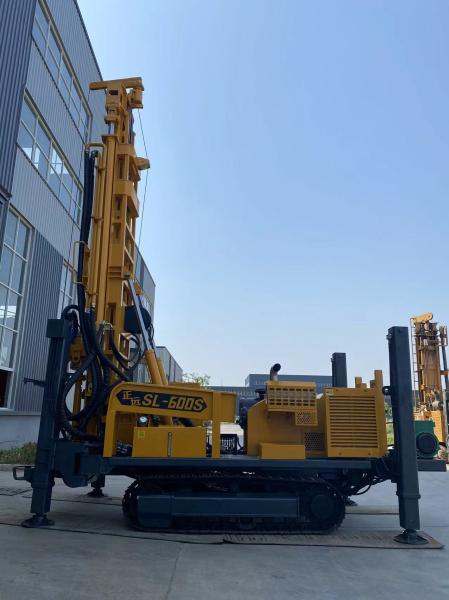 Vitesse de levage rapide de 33 m/min, longueur de tige de forage de 6 m, foreuse sur chenilles pour puits d'eau.