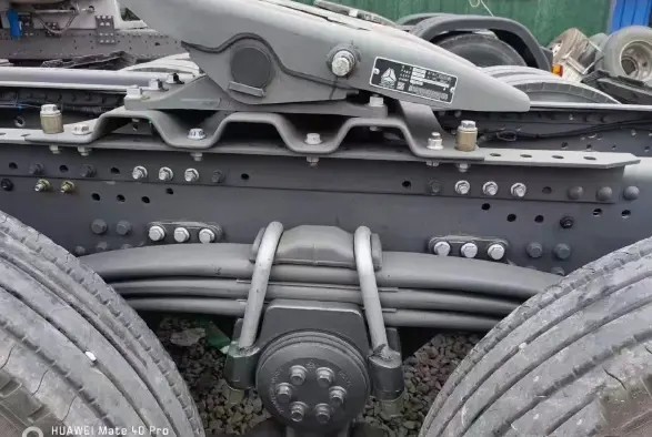 2nd Hand Trailers 3 Seats 6×4 Drive Mode 460hp HOWO Tractor Trailer Red Color 10 Tires