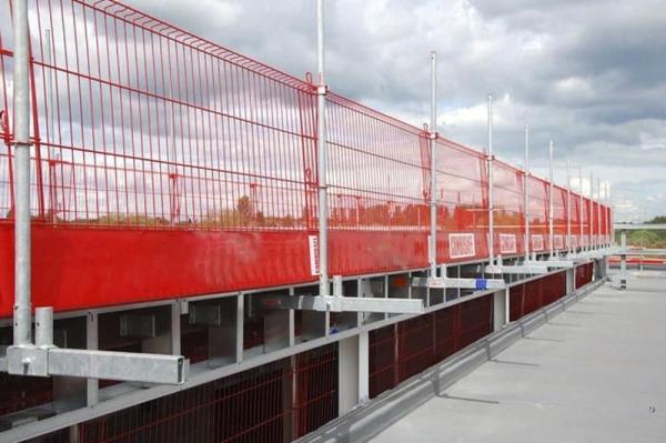 La barrière de protection des bords à déploiement rapide permet de gagner du temps sur les chantiers de construction