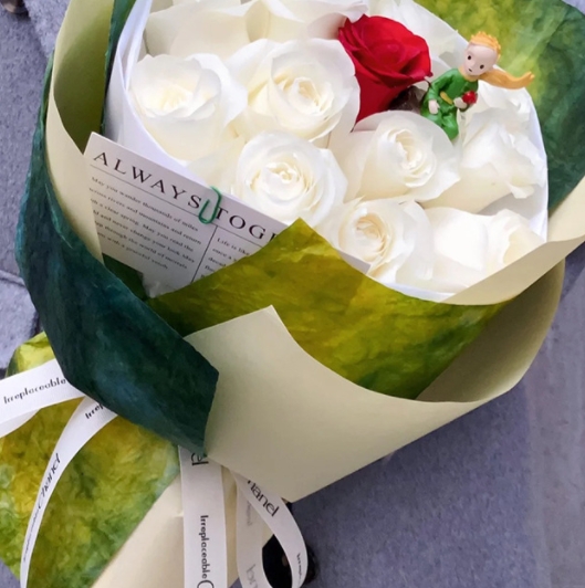 Buquete de flores de papel lavado con tinta, papel de envoltura decorativo del pequeño príncipe, embalaje de papel plano con textura de piedra, flores frescas, materiales de floristería hechos a mano