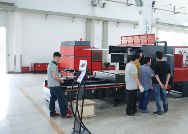 A madeira compensada morre máquina de corte do laser da placa com tamanho da tabela do CNC de 1250X2500 milímetro
