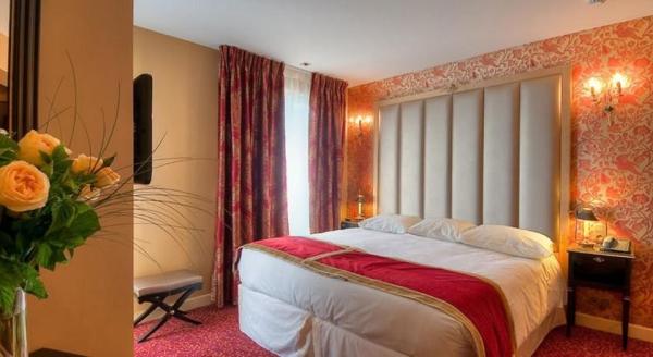 Nigeria luxury hotel bedroom furniture set of golden headboard bed with sofa bench and wood writing table