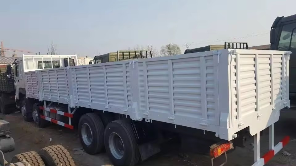 300-400L топливный резервуар вместимость ограждение грузовик грузовики 8x4 Для требований клиента