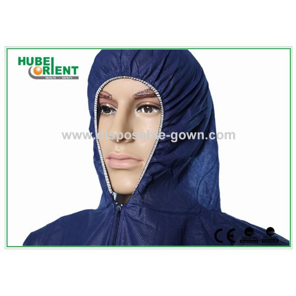 Белые одноразовые одежды с капюшоном и ножом для защиты тела