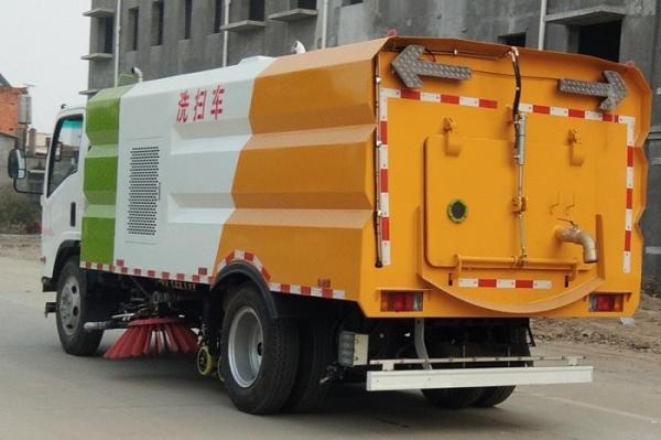 ISUZU 4*2 Road Washing and Cleaning Tanker Truck With 4cbm Water 5cbm Dust Tanks