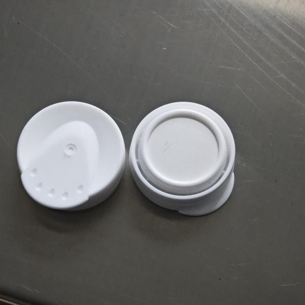 Automatic Silica Gel Desiccant Cap Filling Sealing  Assembly Machine With Desiccant Supply Bin Which Can Protect Desiccant From Moisture And Pollution