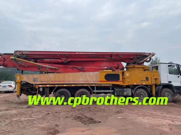 Utilisé 2013 Putzmeister 56m pompe à béton Placer le boom sur le châssis de Benz pour un chantier stable