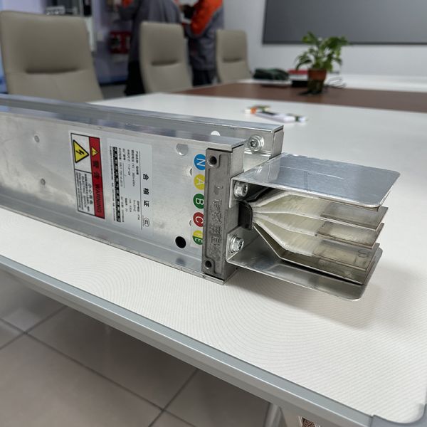 Enceinte de barre omnibus en cuivre pour canalisation électrique basse tension (BT) - Largeur 128/144mm pour une canalisation efficace